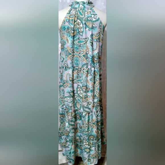 Sold. NWOT HARLOW & ROSE Size M  Shift Dress with Halter Neck Sleeveless. - Picture 2 of 6